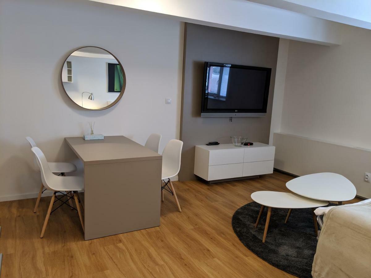 Ap 1 - Apartments 4U Brezinova "Overnight Simply" Hradec Králové エクステリア 写真