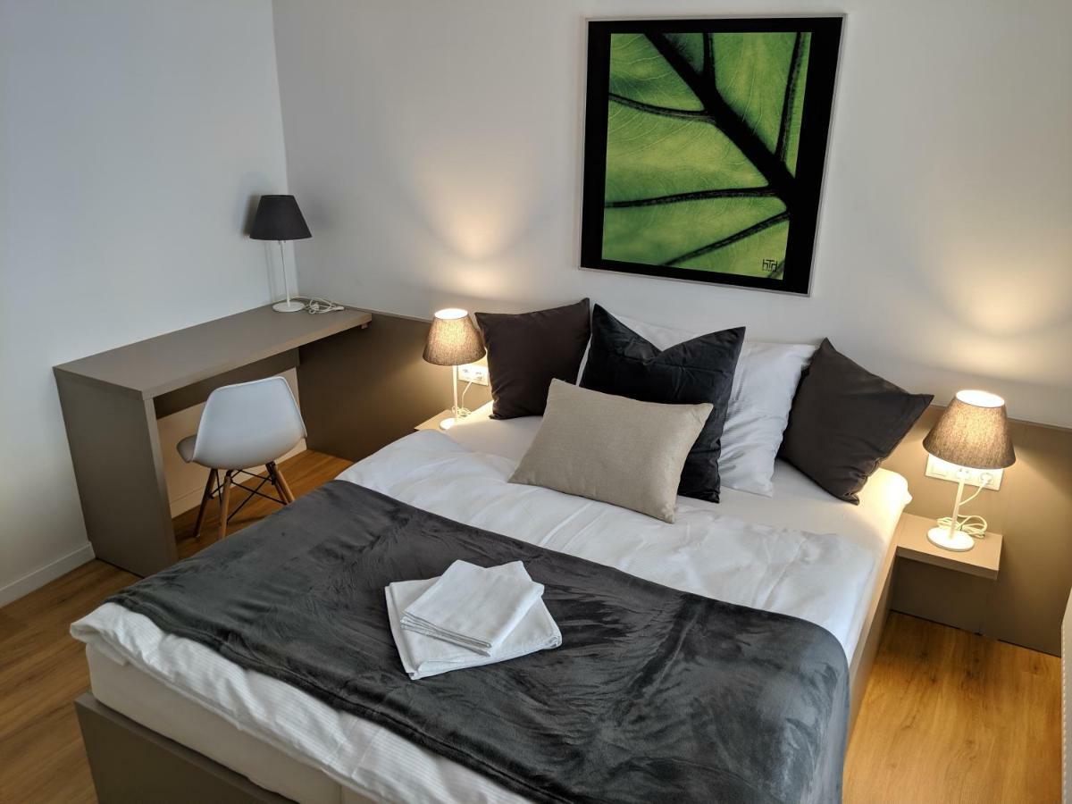 Ap 1 - Apartments 4U Brezinova "Overnight Simply" Hradec Králové エクステリア 写真