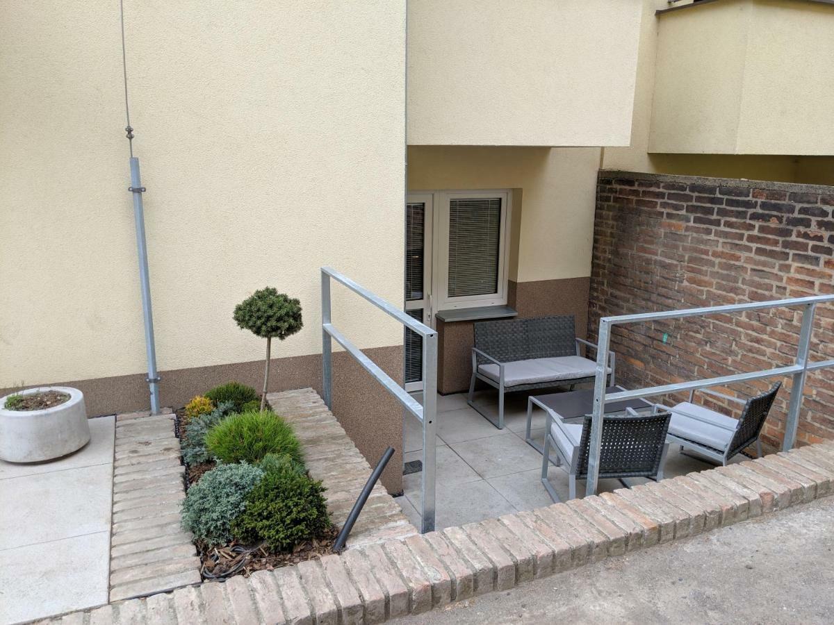 Ap 1 - Apartments 4U Brezinova "Overnight Simply" Hradec Králové エクステリア 写真