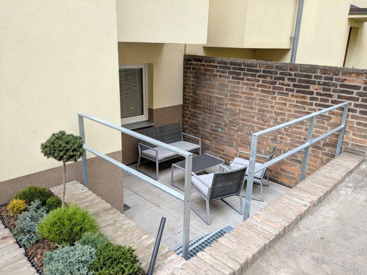 Ap 1 - Apartments 4U Brezinova "Overnight Simply" Hradec Králové エクステリア 写真