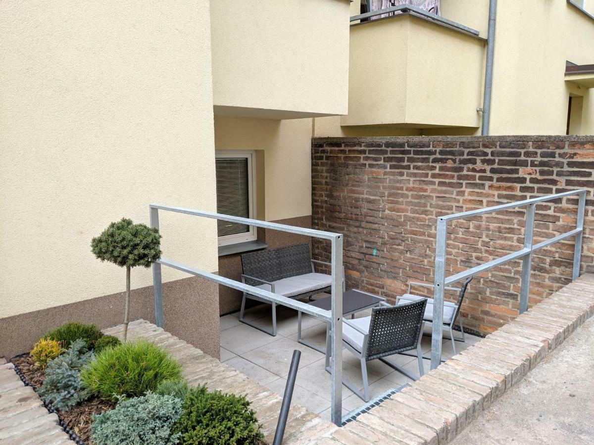 Ap 1 - Apartments 4U Brezinova "Overnight Simply" Hradec Králové エクステリア 写真
