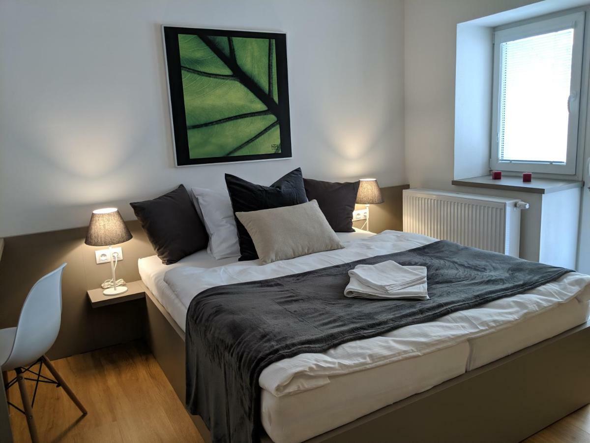Ap 1 - Apartments 4U Brezinova "Overnight Simply" Hradec Králové エクステリア 写真