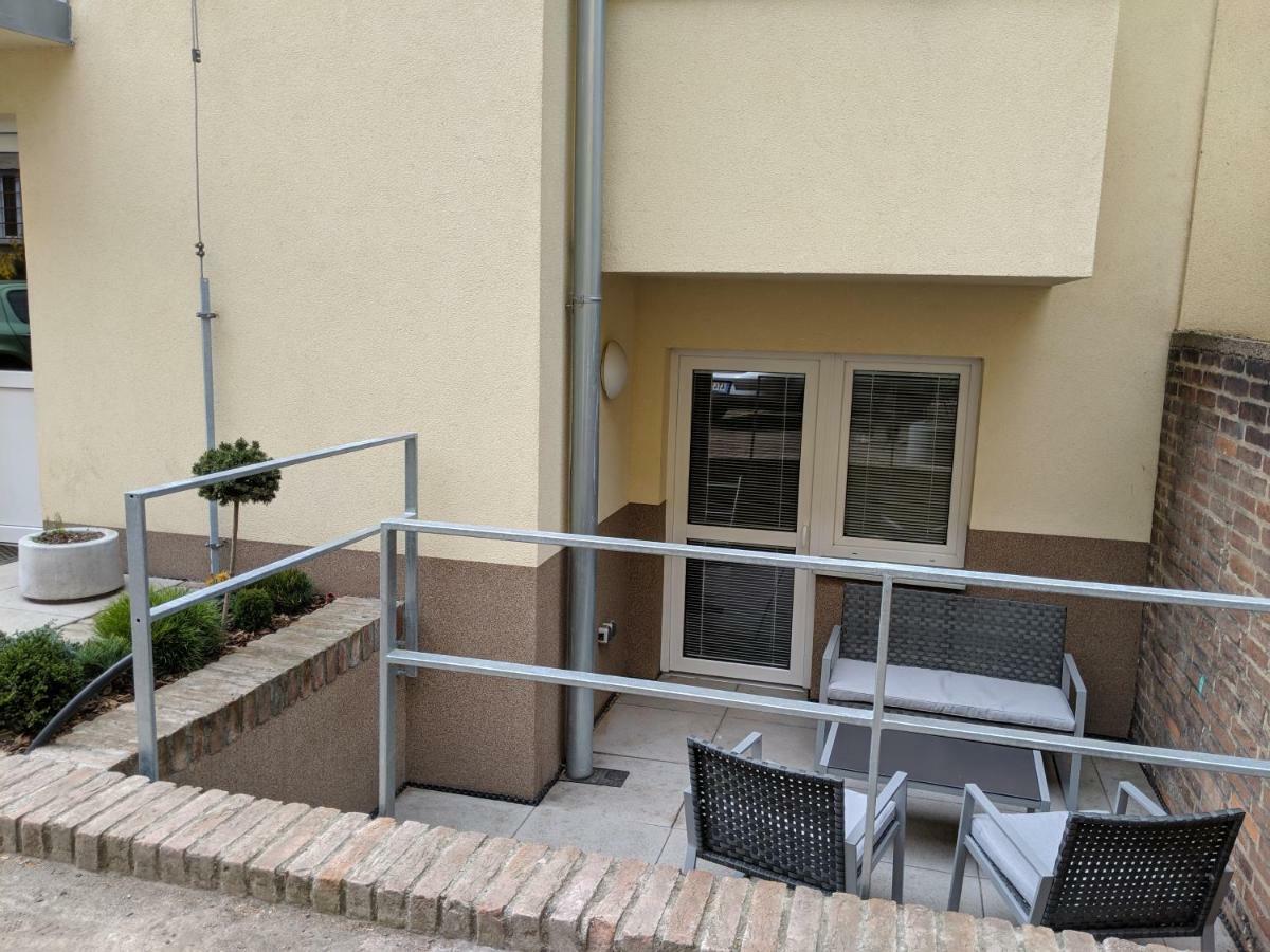 Ap 1 - Apartments 4U Brezinova "Overnight Simply" Hradec Králové エクステリア 写真