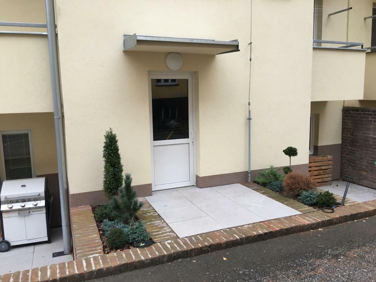 Ap 1 - Apartments 4U Brezinova "Overnight Simply" Hradec Králové エクステリア 写真